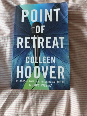 Point of Retreat - En gripande fortsättning i Slammed-serien där Layken och Will kämpar för sin kärlek trots motgångar och svåra prövningar. Det högra hörnet på framsidan av boken är lite vikt, annars finns inga andra defekter!💕