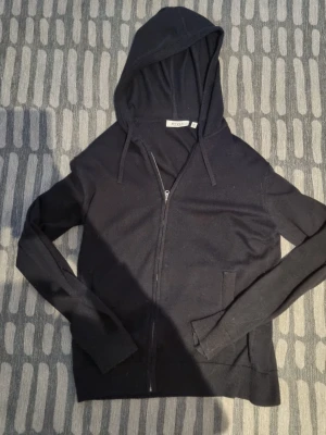 Ryvls zip hoodie - Zip hoodie i bra skick,köpt från kidsbrandstore för 649kr.skriv vid frågor. Storlek xs eller 158/164