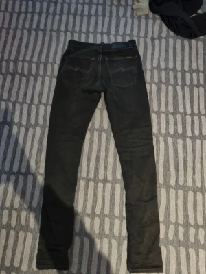 Nudie jeans - Nudie jeans I grymt skick tog bort lappen och har använts 2 gånger.26/32.skriv vid frågor.