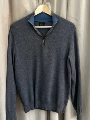 Grå half zip tröja från Massimo Dutti - Mörkgrå stickad tröja i 100 procent merinoull med halv zip. Väldigt mjuk och skön, sticks inte. Går enkelt att klä upp med skjorta under men funkar lika bra till vardags med jeans. Merinoullen gör att den håller värmen utan att bli instängd. Säljer den eftersom den är lite för liten för mig, annars i väldigt fint skick. Skriv om du har frågor eller vill ha mer bilder😁