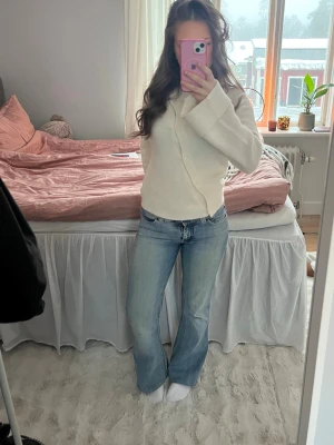 Vintage lågmidjade jeans - Säljer ett par vintage ljusblå jeans med bootcut-modell och låg midja. Snygga detaljer på fickorna🩷vet ej storlek men jag brukar ha 34 och de passar mig bra