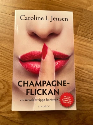 Champagneflickan – en svensk strippa - En gripande och öppen berättelse om en ung svensk kvinna som tvingas lämna juridikstudier för att arbeta som strippa i Köpenhamn. Med humor, självdistans och ärlighet skildras livet i sexindustrin, vänskap och kärlek. Perfekt för dig som gillar starka, verklighetsbaserade historier.