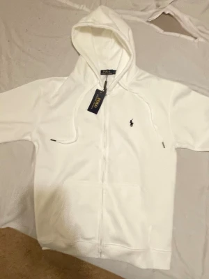 polo ralph lauren hoddie  -  Tröja från polo ralph lauren hoddie hel vit med polo loggan    Skickar dagen efter köp