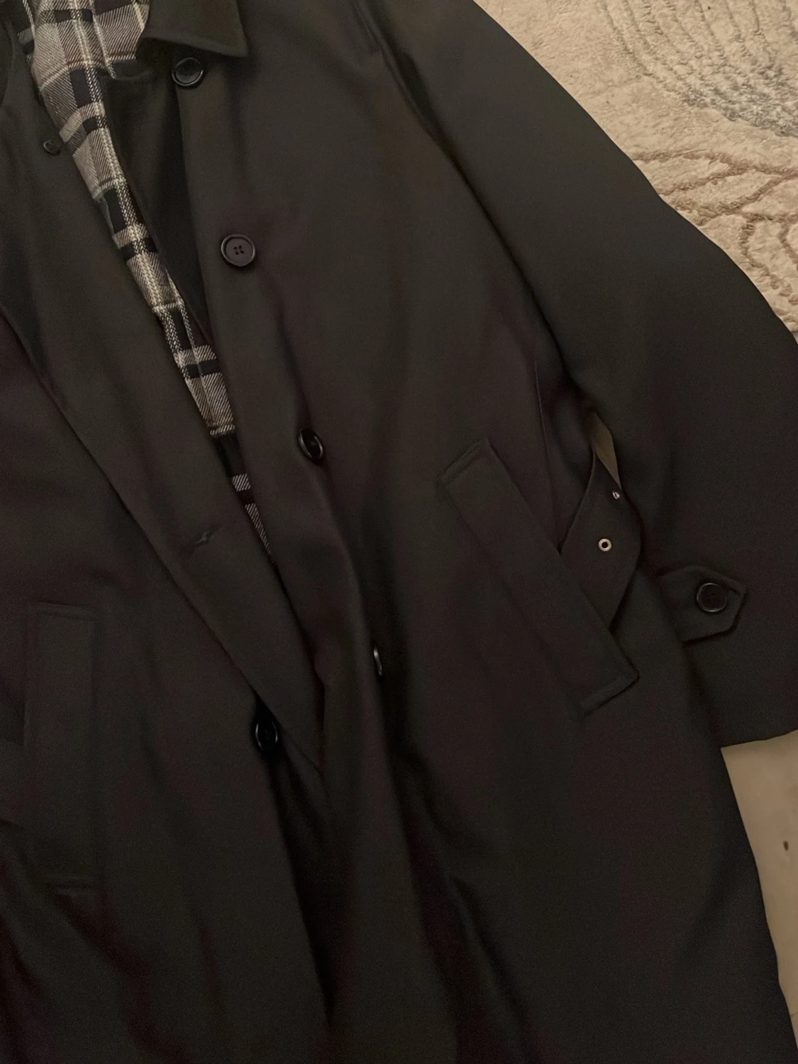 Svart rock med rutigt foder