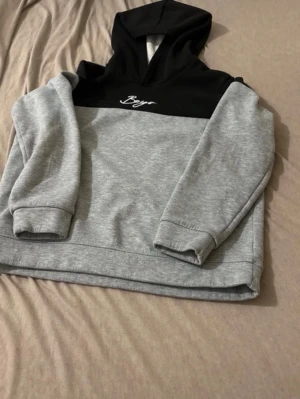 Hoodie - De är one size för 12 åringar 153cm