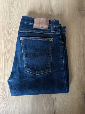  Nudie Jeans - Blåa Jeans från Nudie. Modell - Tube Kelly. Strl 31/34. Skick - 10/10. Nypris ~ 1300. Mitt pris - 439. Hör av dig vid frågor✌🏼