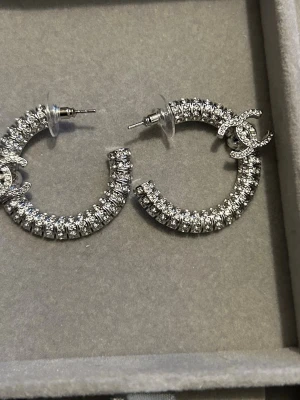 Glittriga silvriga örhängen  - Aldrig använda