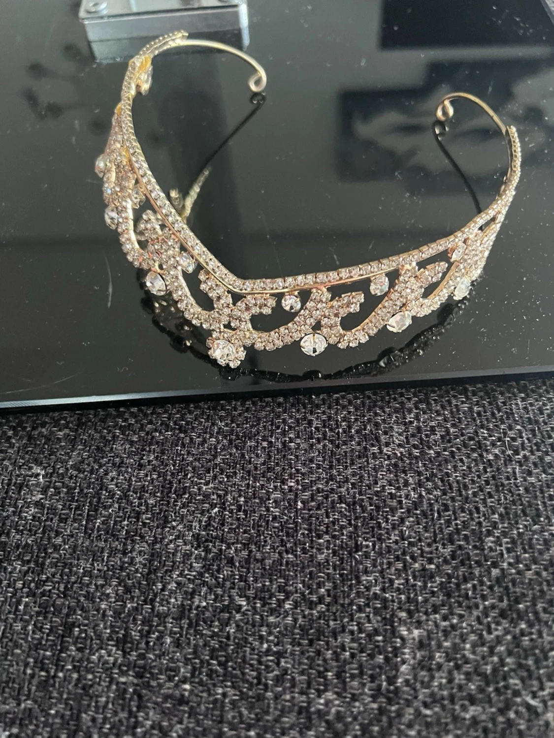 Glittrig tiara i guld och silver - 4