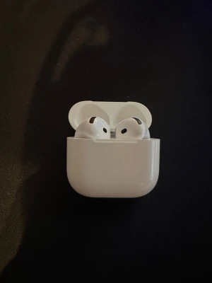 AirPods 4 - Säljes ett par AirPods 4. Usb c kontakt. Köptes för ungefär 3 månader sen men tycker inte om in ear hörlurar när jag ska lyssna på musik på gymmet eller tåget till skolan. Kan skickas.