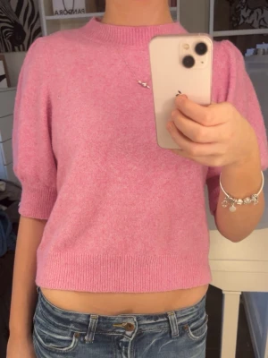 Rosa stickad tshirt - Söt rosa croppad stickad tröja med halvlånga ärmar. 