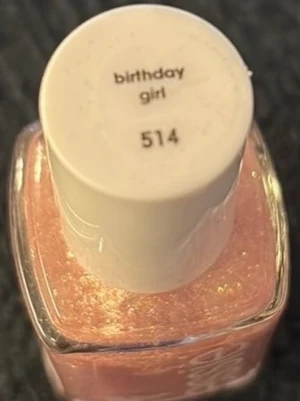 Essie Birthday Girl 514 nagellack - Nagellack i nyansen Birthday Girl 514 med skimrande persikorosa färg och glittereffekt. Kommer i en fyrkantig glasflaska med vit kork. Perfekt för dig som vill ha extra glow på naglarna.