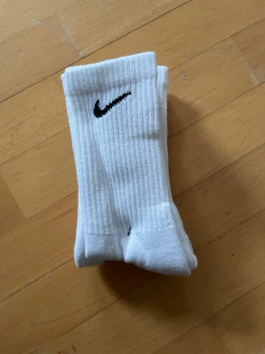3 st nya vita Nike strumpor  - Säljer dessa helt ny snygga strumpor från nike! Perfekta till träning eller vardags! Hör gärna av dig vid frågor eller liknande ❤️😊
