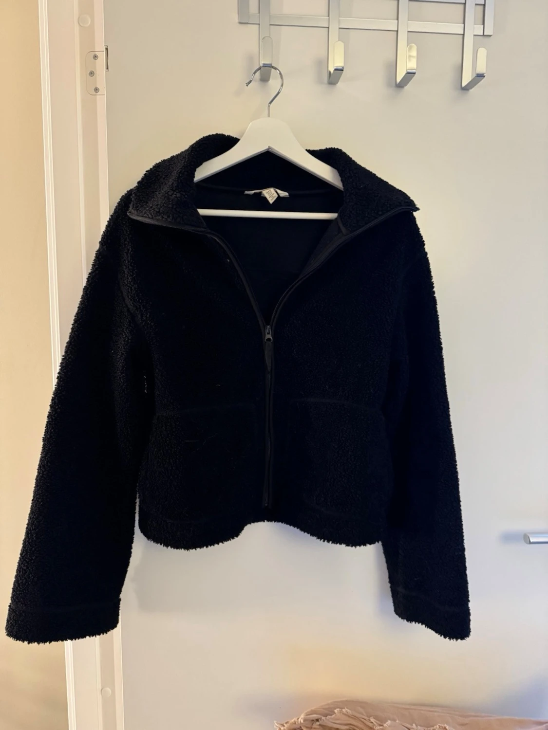 Svart teddyjacka med dragkedja