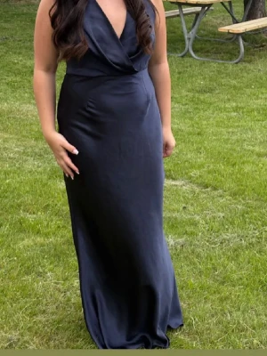 Balklänning -  Säljer nu min balklänning jag hade i nian, då jag har haft min bal. Klänningen är köpt på bohoo den är köpt i storlek 42 men skulle säga  att den är liten i storleken så den passar mig som bär M. Jag har också sytt upp den o längden så att den passar mig som är 165. Sedan så har jag också sytt upp den i axlarna då den satt lite löst men detta är inte något som syns. Kom privat för fler frågor. ☺️