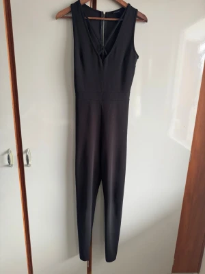 Svart heldress med korsat över byst - Passar på att göra om mina annonser så du kan få gratis frakt (gäller i 7dagar) står det ej gratis frakt så har tiden passerat. 🌹❤️ alla mina kläder är i fint/okej skick utan större defekter om inget annat står . Allt är använt så vanligt slitage kan förekomma 