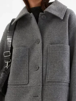 Grå kappa - Grå kort kappa från Kappahl. Ny pris 900. 