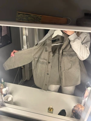 Mörkgrön jeansjacka med broderi - Säljer denna jätte snygga jeansjacka från Zara, har användt den mycket men den ser fortfarande ut som ny, modellen finns ej att köpa i butik eller online länge men ord pris ca 659kr