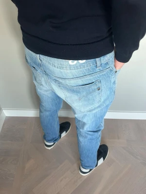 Dondup George Jeans - Tja säljer nu dessa riktigt snygga Dondup jeansen i storlek 33 där nypriset är cirka 4000kr och modellen är George, skick 9/10 vid minsta lilla fundering så är det bara att höra av sig!  Mvh Santén