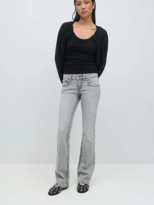 Grå bootcut jeans med fickdetaljer - Säljer ett par y2k jeans från Gina tricot. Jättefina byxor i mycket bra skick.