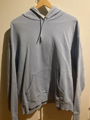 Hoddie från monki  - Säljer en ljusblå hoddie från Monki i storlek M. En liten liten” tråd” har gått upp på fickan, men syns bara på nära håll märks inte av på långt avstånd💗