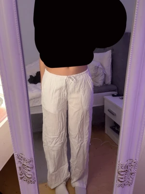 Vita linnebyxor från 157  - Säljer ett par vita linnebyxor från 157 i storlek XS. Byxorna har fickor på framsidan. Dom kan ju strykas