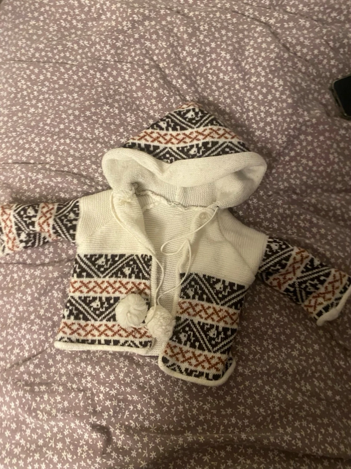 Vit stickad hoodie med mönster