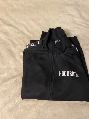 Hoodrich helzip - Rensar garderoben. En helzip från hoodrich.  Storlek xs  Inga skavanker Tveka inte att höra av er om ni har funderingar eller vill ha mer bilder