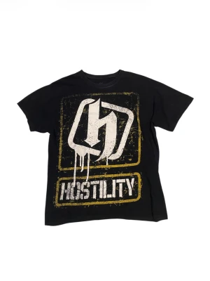 Hostility t shirt  - Hostility t shirt med fett print både fram och bak.
