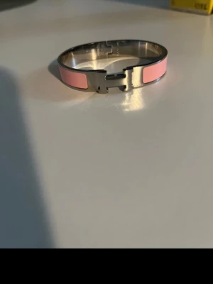 Armband  - Säljer denna fina armband som inte kommer till någon användning nåmer. 