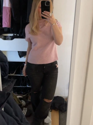 Svarta ripped jeans med hål på knäna - Säljer ett par svarta jeans med slitningar och hål på båda knän och även vid låret. Hålet vid låret har jag gjort själv, se bild 2. De är lågmidjade och bootcut💗saknar storlek men är M/38!