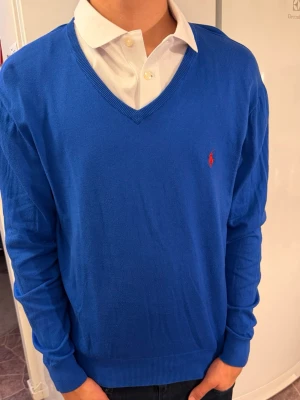 Ralph Lauren tröja  -  Ralph Lauren tröja   Skick enligt bild  Modellen är 180 cm