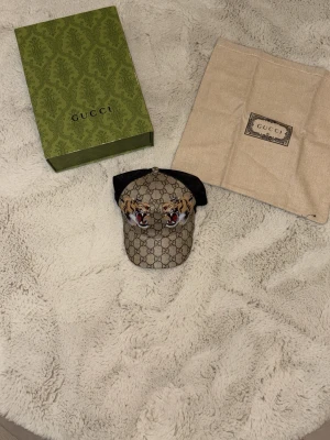 Gucci keps tiger - Storlek M. levereras med originalbox och dustbag pris kan diskuteras 