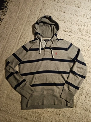 Randig polo Ralph lauren hoodie - Randig mörkblå och grå hoodie från Polo Ralph Lauren. Använd men inga synliga defekter.