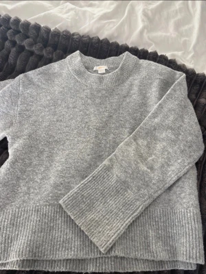 Stickad tröja  - Grå stickad tröja från gina trikot young i st 146/152 eller xxs. Mycket vra skick