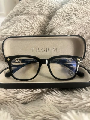 Chrome hearts solglasögon  - Genomskinliga solglasögon från chrome hearts . Aldrig använda/kommer ej till användning. Väldigt bra kvalitet. Skriv för mer info 