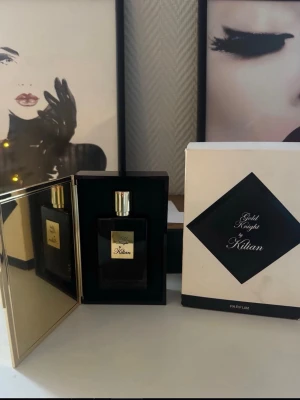 Gold Knight by Kilian Parfum - Lyxig och elegant parfym från Kilian, Gold Knight. Kommer i exklusiv förpackning med spegel och gulddetaljer. Perfekt för dig som vill sticka ut och addera en touch av glamour till din stil.Gold knight 2017   Skulle gissa på ca26/50 , kollar gärna bilderna för exakt mängd , fullpress  Ej intresserad av byte