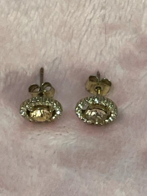 Lily & Rose örhängen rosa - Diamanterna är lite olika i färgen, men ingen stor skillnad. Använda fåtal gånger 