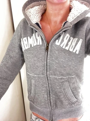 Grå teddyjacka Abercrombie & Fitch XL - Super fin zip står XL på lappen men passar mig som har XS/S då andra bilden är på mig❣️ hör av er för frågor