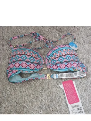 Bikiniöverdel  - Säljer en bikiniöverdel med färgstarkt geometriskt mönster i rosa, blått och svart. Överdelen har vadderade kupor och knytband i nacken samt guldfärgat spänne bak. Perfekt för strandhäng eller poolparty.