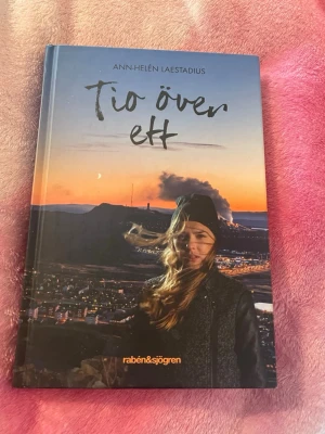 Tio över ett - En gripande berättelse om Maja som kämpar med förändringar när Kiruna måste flytta. Kärlek, vänskap och oro för framtiden blandas i en stad där sprickorna kryper närmare. Perfekt för unga som gillar starka känslor och spännande vardagsdrama.