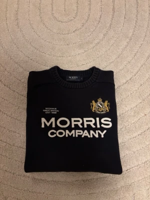 Morris tröja  - Tja, säljer denna Morris tröja i mycket bra skick. || Skick: 8/10 || Storlek: S || Pris: 599 || Defekter: Lite smått urtvättad || Passar dig som är 175 || Hör av er vid frågor! 