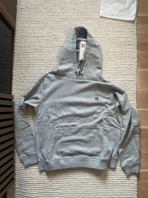 Tunsure Jacob Hoodie med Teddy logga - Grå Hoodie med copenhagen teddy logga, finns i olika storlek 1st M, 1st L och 1st XL, 