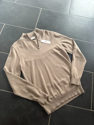 John Henric half zip - Helt ny John Henric half zip i storlek S, nypris är 1299kr mitt pris 799kr priset är ej hugget i sten!!, skriv vid minsta lilla fundering