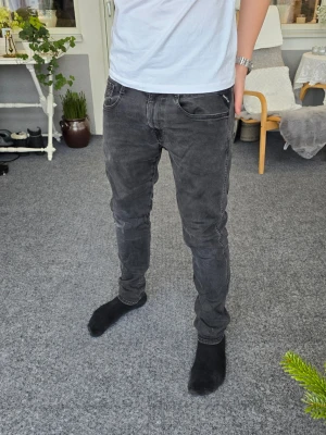Replay jeans - Snygga svarta/gråa Replay jeans i storlek W32/L33 i modellen Anbass. Skriv till mig om du undrar något! 😁