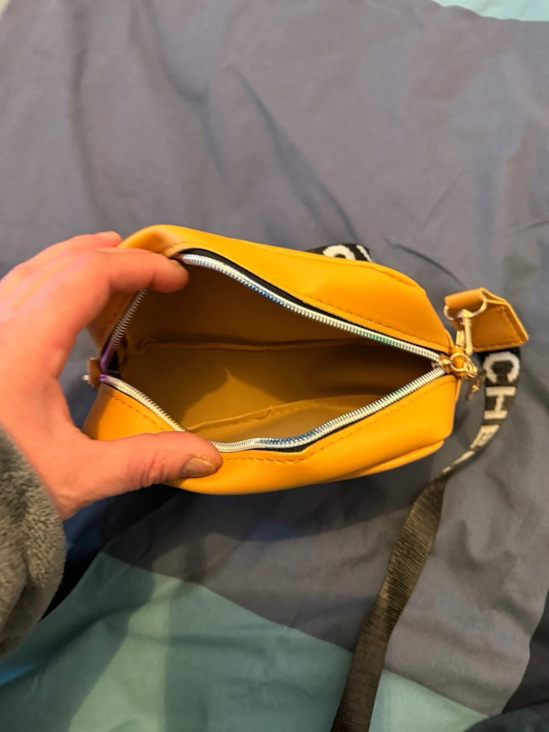 Gul axelväska från Fashion Bags - 2