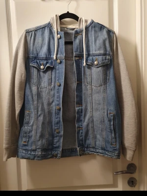 Jeansjacka  - Snygg jeansjacka i strl S🌸