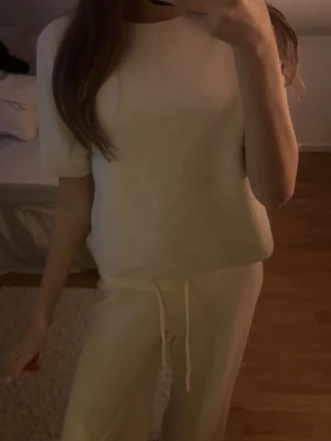 Beige stickad tröja från Kappahl - Säljer en beige stickad tröja från Kappahl i storlek 158/164. Passar mig som har S i vanliga fall.💞