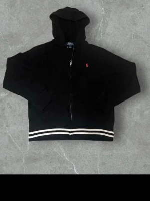 Ralph lauren tröja - Ralph lauren zip tröja💯Den är äkta kan skicka bevis🤩 Den passar 170 ish👍Väldigt fet