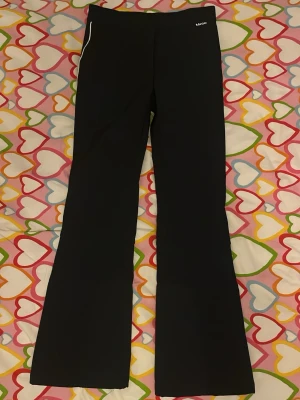 Utsvängda skidbyxor från Molo - Detta är ett par funktionella och vattentäta svarta skidbyxor med en smal passform och utsvängda ben, samt dubbla vita ränder på sidorna och reflex bak på ena benet (se bild 7). Inga fickor. Dragkedja längst ner på båda benen för att kunna göra dom ytterligare utsvängda när det önskas. Resår längst ner för att undvika att snö kommer in. Enligt mig dom bästa och snyggaste skidbyxorna, rekommenderar, säljer endast av skäl att dom tyvärr ej passar mig längre. Nypris: cirka 1000kr, mitt pris: 350kr.