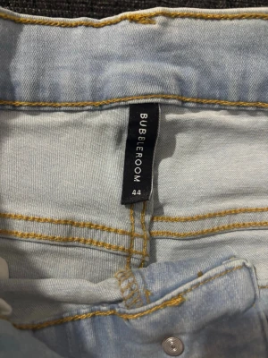 Ljusblå bootcut jeans från Bubbleroom - Säljer ett par ljusblå jeans från Bubbleroom i storlek 44. De har klassisk femficksdesign, snygga kontrastsömmar och bootcut-ben som ger en retrovibe. Perfekta att styla med sneakers eller boots. Materialet är mjukt jeans-tyg för skön känsla hela dagen. Helt nya. 